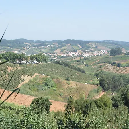 In Casais De Santa Helena Carreiros
