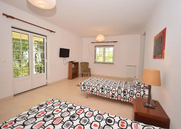 In Casais De Santa Helena Carreiros